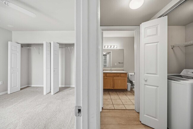 Building Photo - 2/2 condo with beautiful water views available now for an annual lease