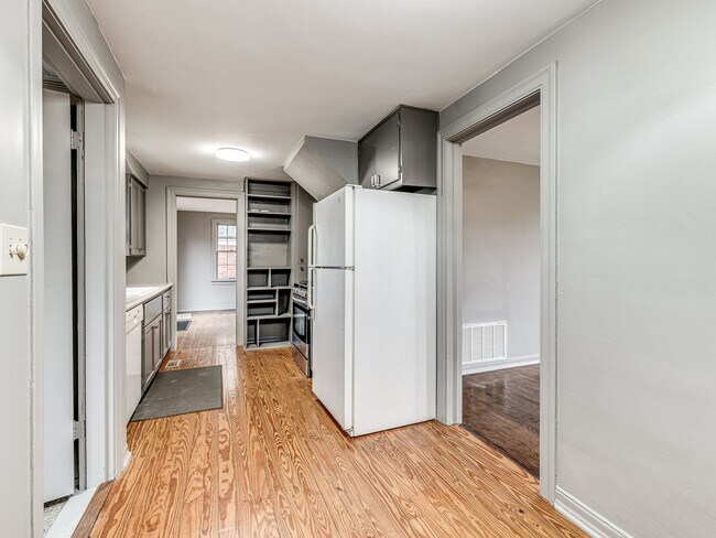 Building Photo - Charming 2bed/1.5 bath minutes from Plaza in Aurora Neighborhood - Appliances, Garage + Storm She...