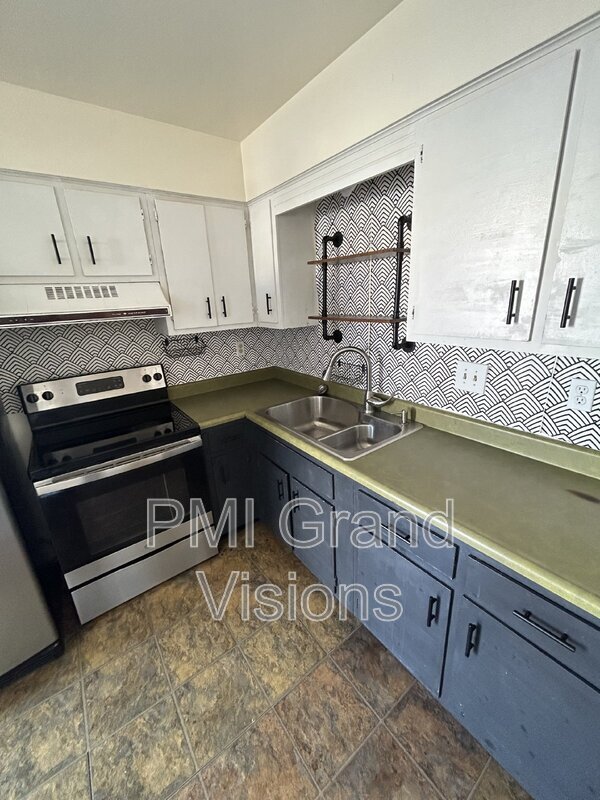 Building Photo - 1628 University Dr