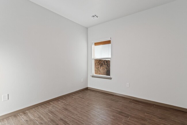 Building Photo - Newer Townhome, $400 off first months rent