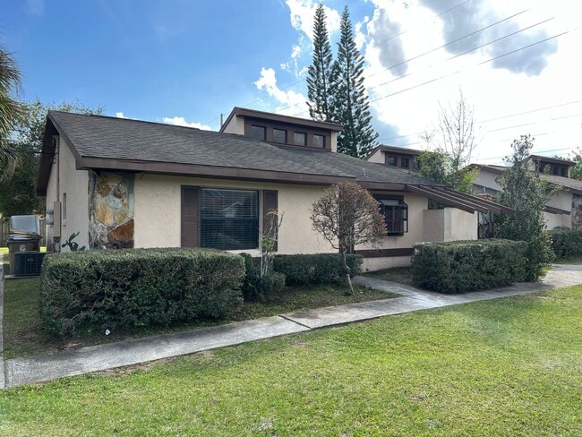 Building Photo - Updated & Remodeled 2/2 Townhouse in Kissi...