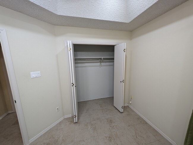 Building Photo - 2213 Lake View Dr