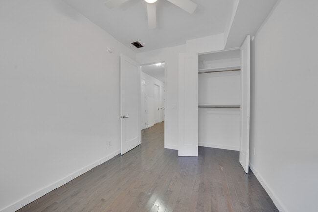 Building Photo - 1106 Halsey St