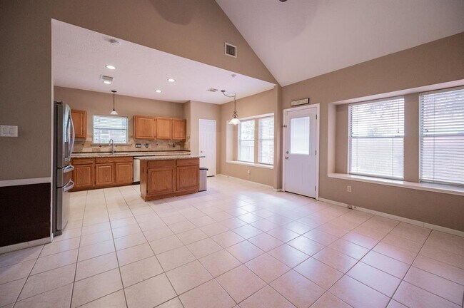 Building Photo - 1114 Gulfton Dr