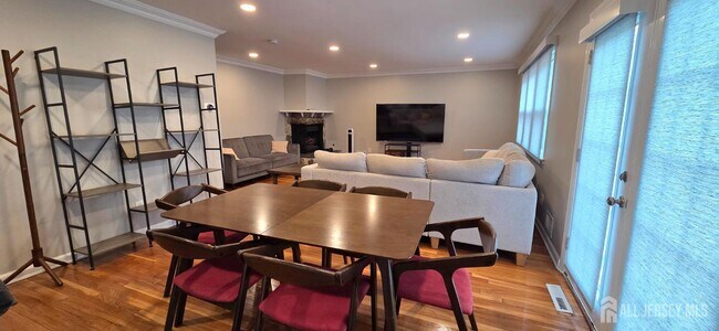 Building Photo - 22 Oak Br Rd