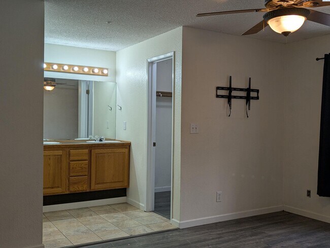 Building Photo - HALF OFF FIRST MONTH! Close to Everything!