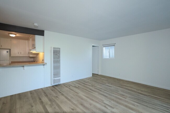 Building Photo - 145 Camarillo- LT