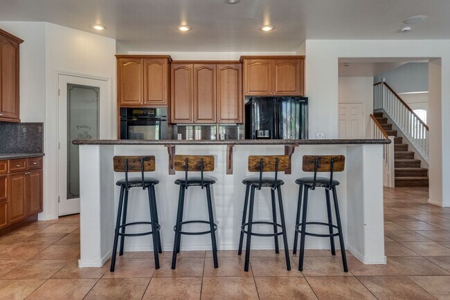 Building Photo - Elegant 4-Bedroom Home with Spa, Balcony &...