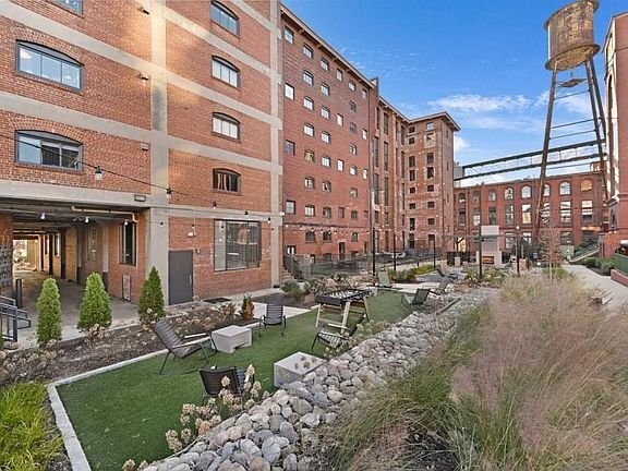 Building Photo - 170 Boulevard SE