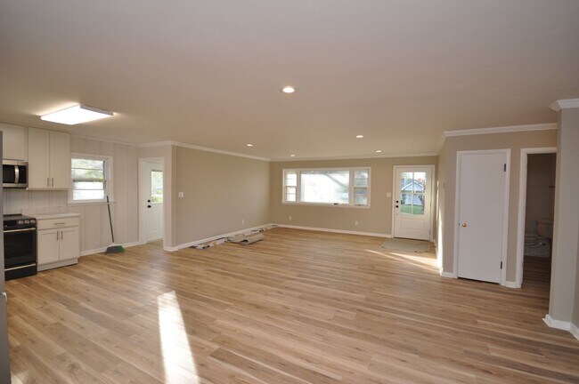 Building Photo - House in Benton City Limits