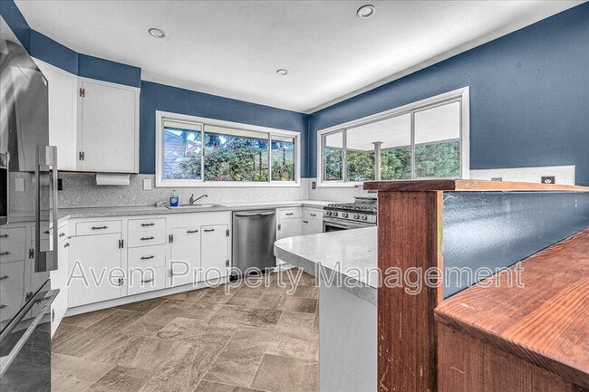 Building Photo - 2030 NE 140th Ave