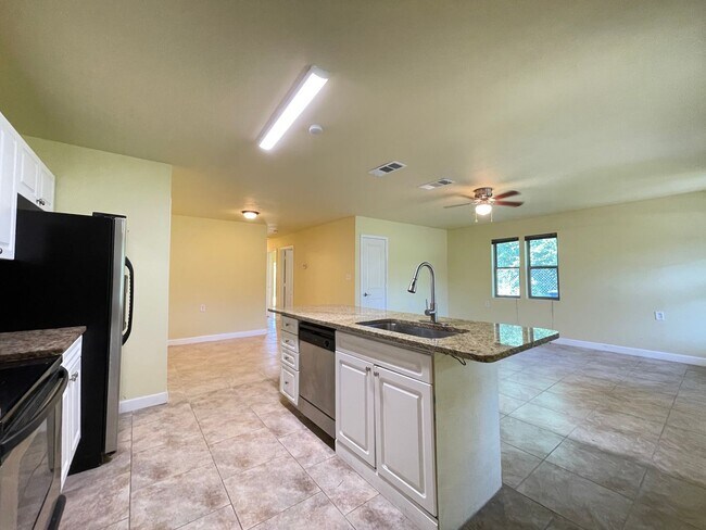 Building Photo - 3 bedroom Duplex by the Lake