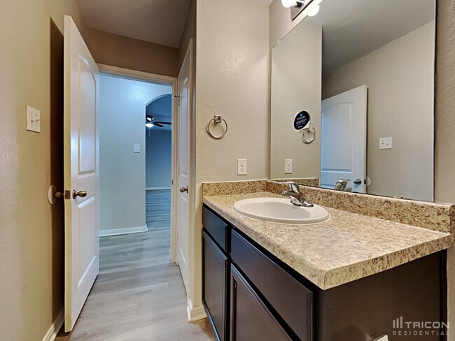 Building Photo - 6215 Baywood Cres