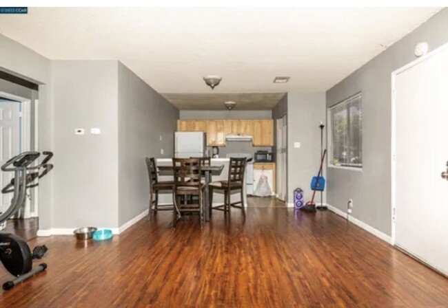 Building Photo - Great Condo nestled in the middle of two g...