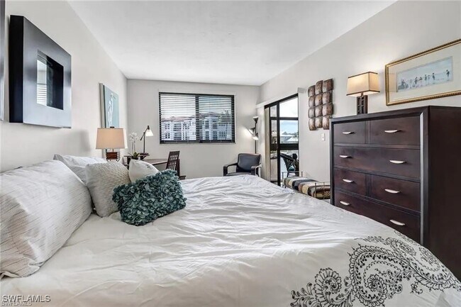 Building Photo - 805 River Point Dr