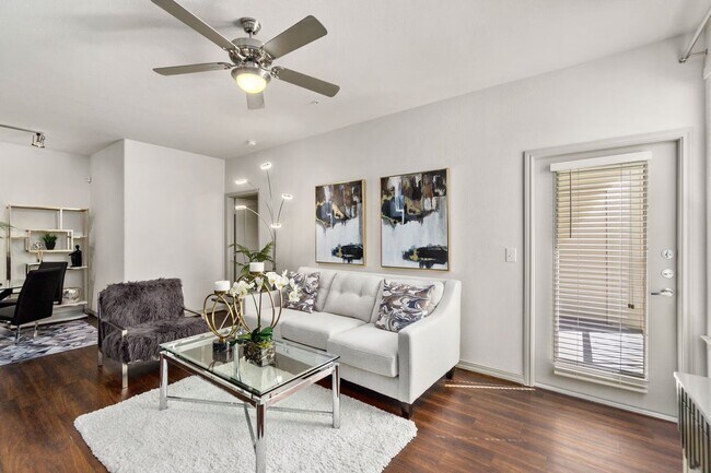 Building Photo - Exclusive Offer: Free Rent, No Fees, $200 Gift Card!