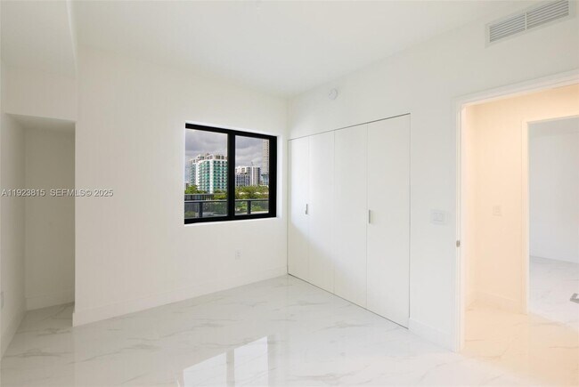 Building Photo - 700 NE 24th St