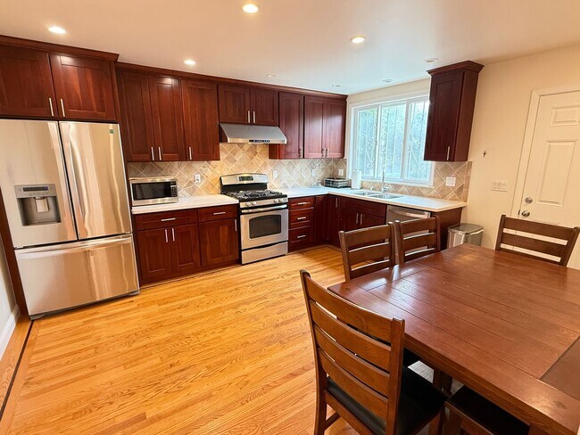 Building Photo - 882