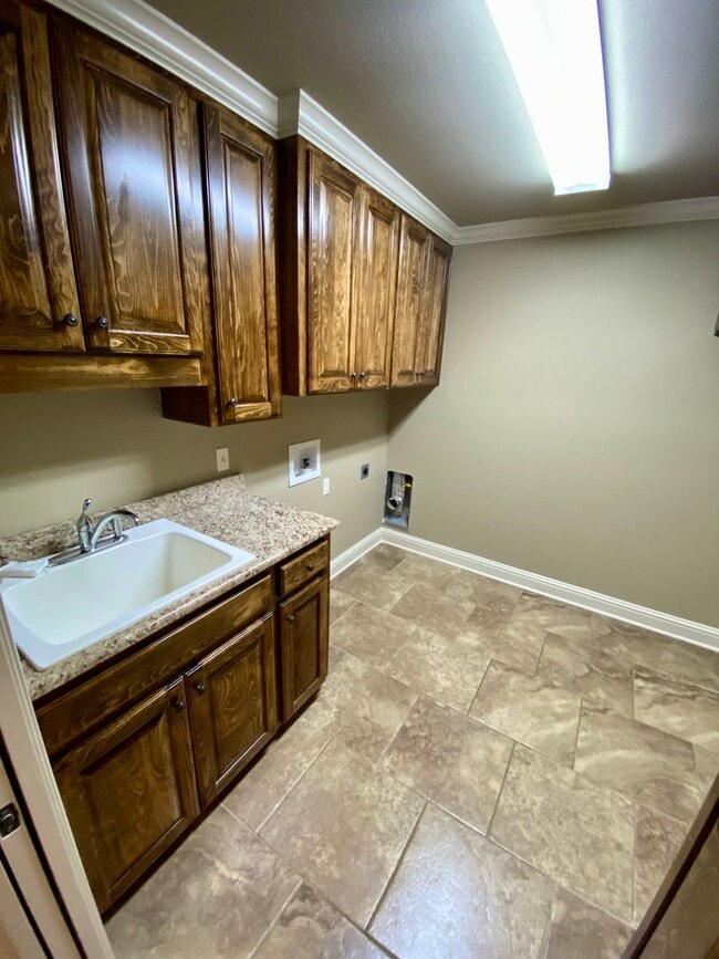 Building Photo - ** AVAILABLE JUNE 1ST ** STUNNING 4/3.5 IN...