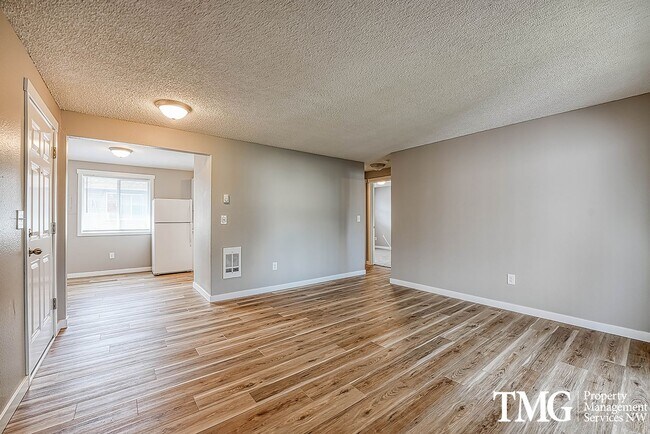 Building Photo - 2 BD Unit with Covered Deck