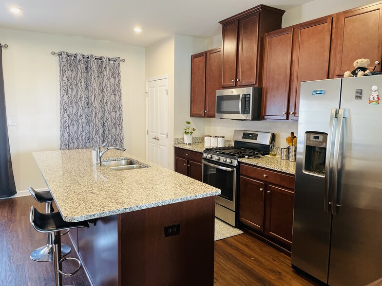 Building Photo - 2046 Elm Tree Ct