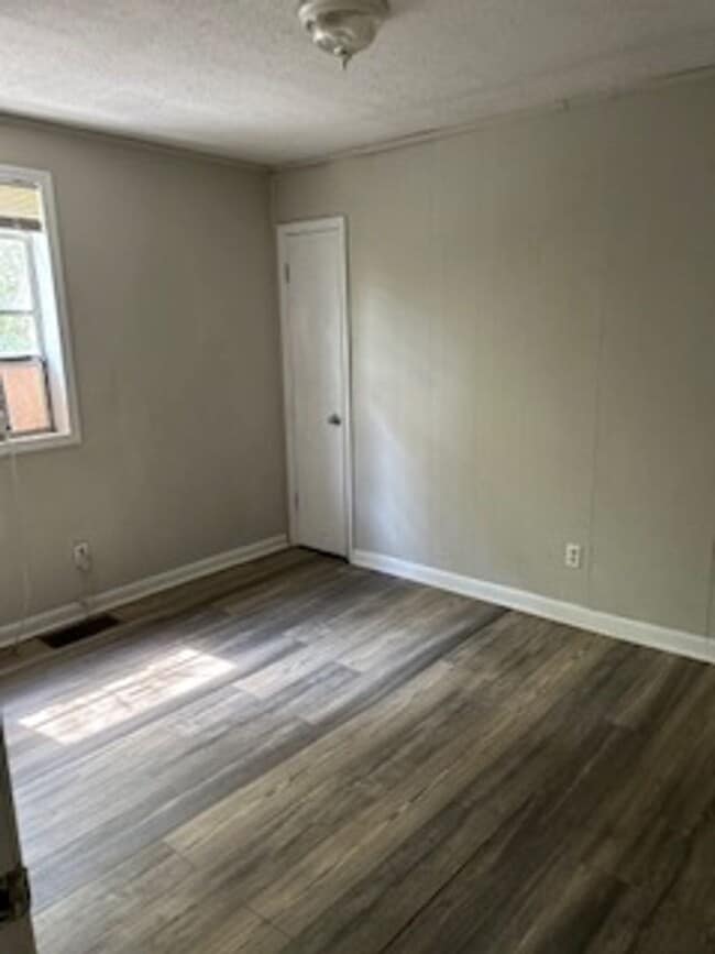 Building Photo - 68 Maple St