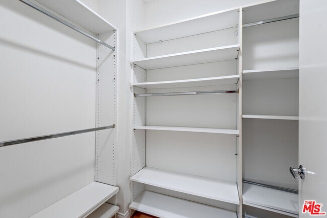 Building Photo - 13600 Marina Pointe Dr