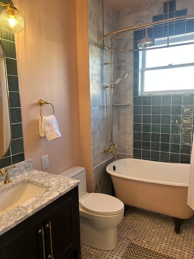Building Photo - Greenville, 1BD/1BD, 894SF