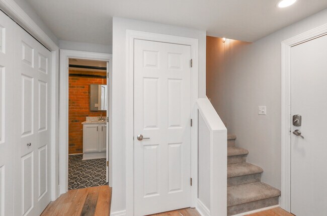 Building Photo - 735 Lexington Ave