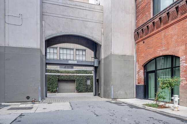 Building Photo - 2 Clarence Pl
