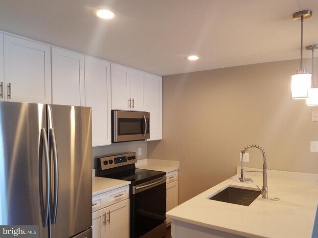 Building Photo - 8613 Beekman Pl