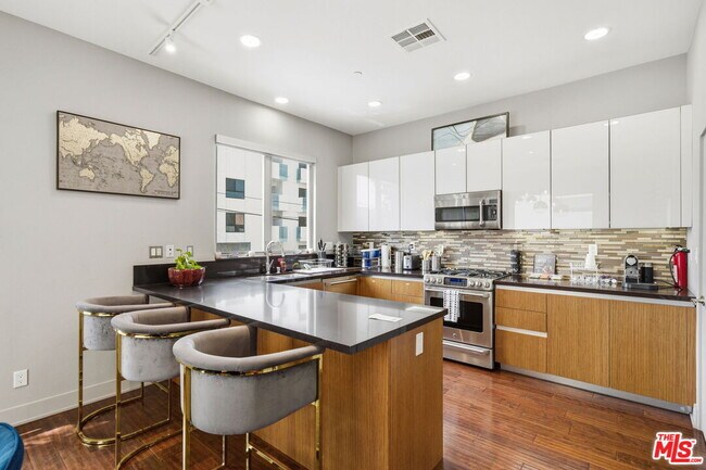 Building Photo - 5911 Saturn St