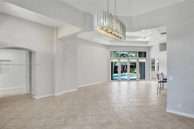 Building Photo - 2553 Jardin Manor
