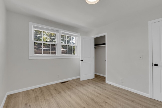 Building Photo - Renovated Duplex in Prime Walkable 12 South Location!