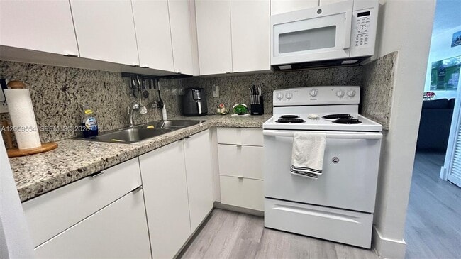 Building Photo - 2899 Collins Ave