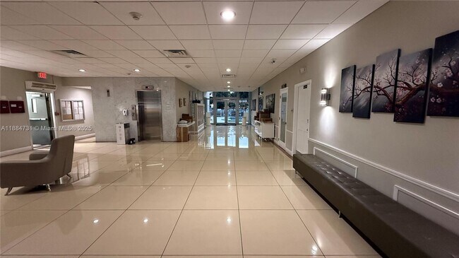 Building Photo - 9500 W Bay Harbor Dr