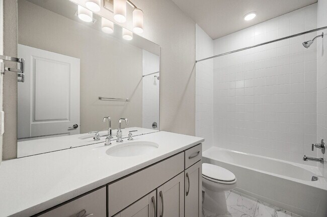 Building Photo - Modern 4 Bedroom, 2 Bathroom Westside Home with Balcony Views of Garden of the Gods!