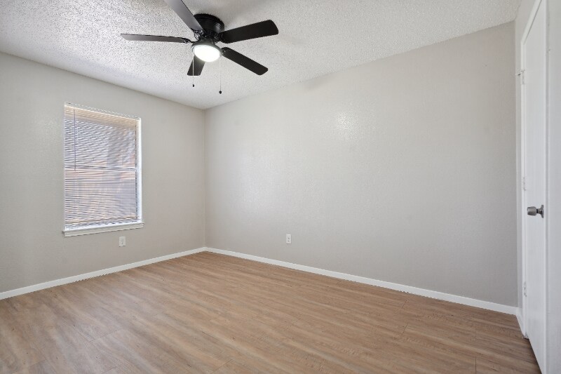 Building Photo - 2804 S Meadow Dr