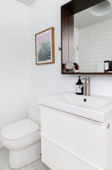 Building Photo - 2846 N Christiana Ave