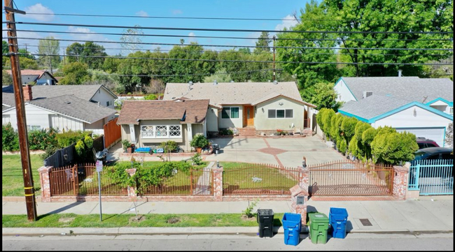 Building Photo - 5921 Fallbrook Ave