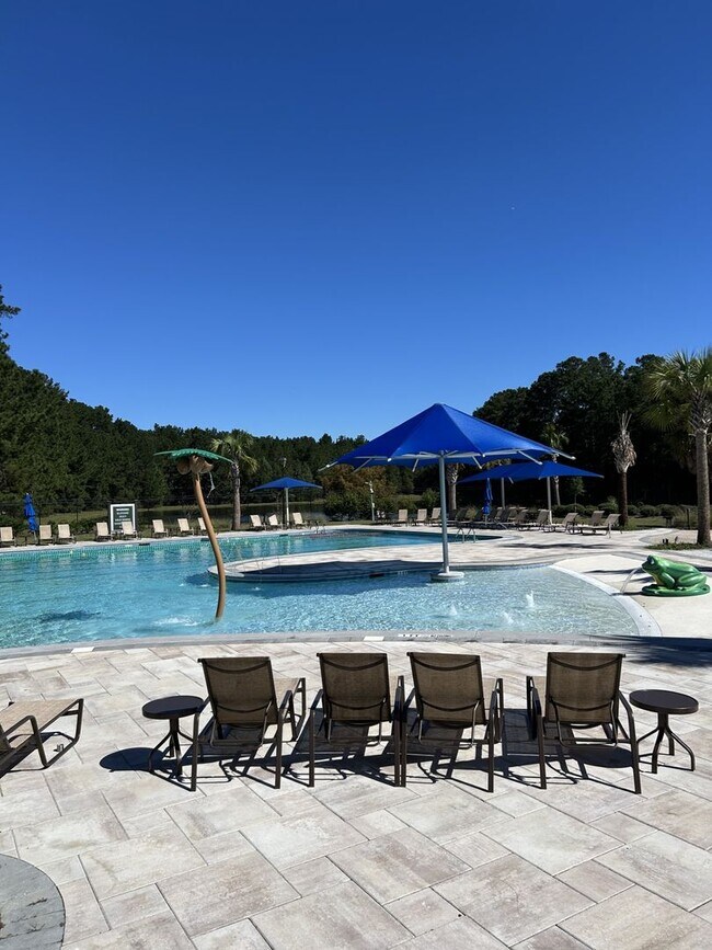 Building Photo - Beautifully Updated 4-Bedroom Home in Pool...