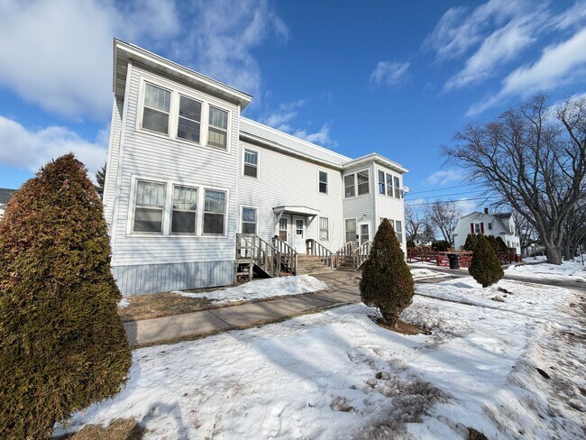 Building Photo - 2 Bedroom w/ Garage Option - AVAILABLE APRIL 24TH!