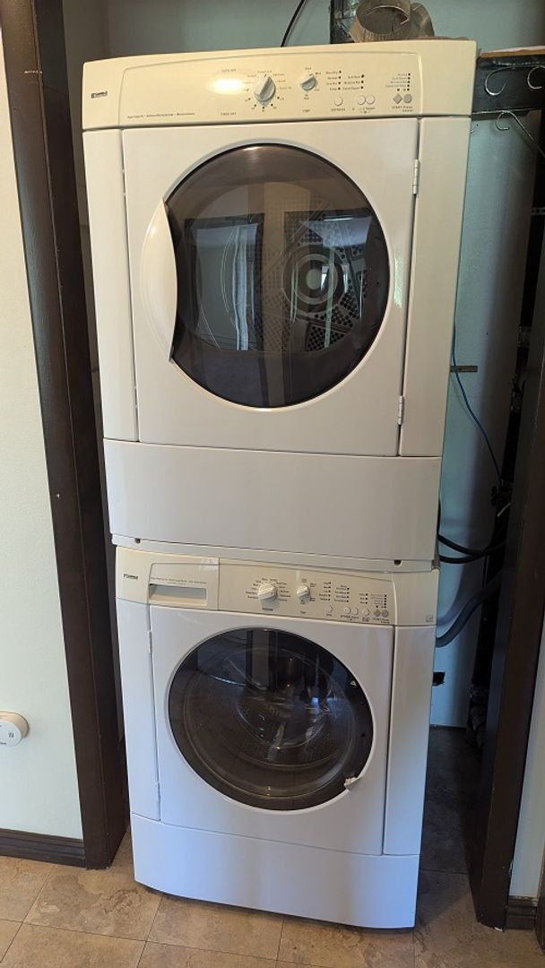 Building Photo - Bright & Spacious 2 Bed with Balcony in Prime Location