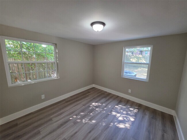 Building Photo - 10731 Hillside Dr