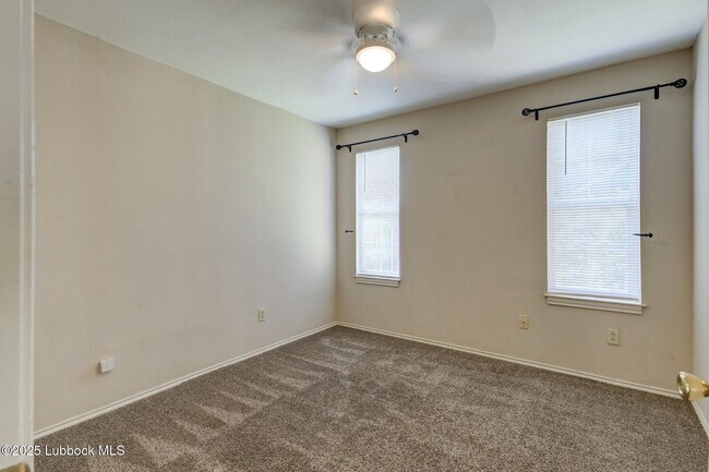 Building Photo - Charming & Unique 4 Bedroom