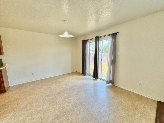 Building Photo - *COMING SOON* MOVE IN SPECIAL Beautifully Designed Two-Story Home with Loft and Garden Tub!