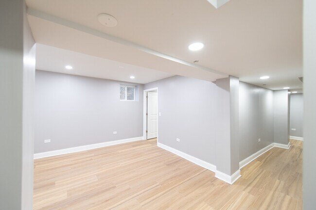 Building Photo - 1028 W Oakdale Ave