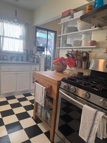 kitchen - 622 N Orange Dr