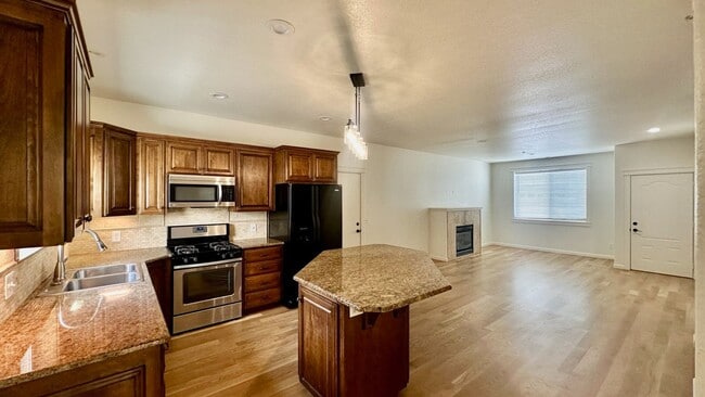 Building Photo - Cute little gated community 3 bed 2.5 bath...