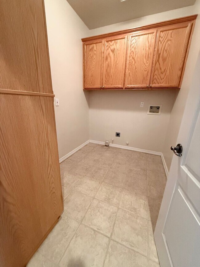Building Photo - 3 BEDROOM 2 BATH HOME IN TEMPLETON!! MOVE IN READY